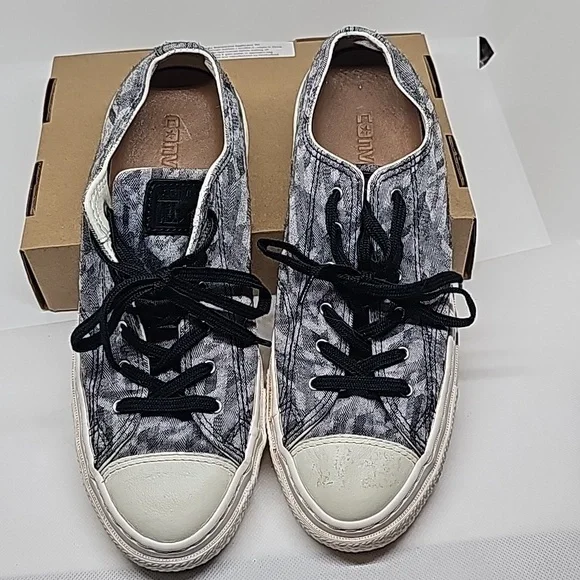 Converse Shoes in Men's Size 6 Women's Size 8 - Picture 2 of 6